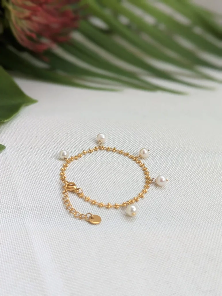Bracelet de perles d'eau douce : breloque florale en plaqué or, pierre de naissance juin - France