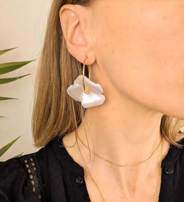 Boucles d'oreilles créoles à clips fleuries - Eva – Image 4