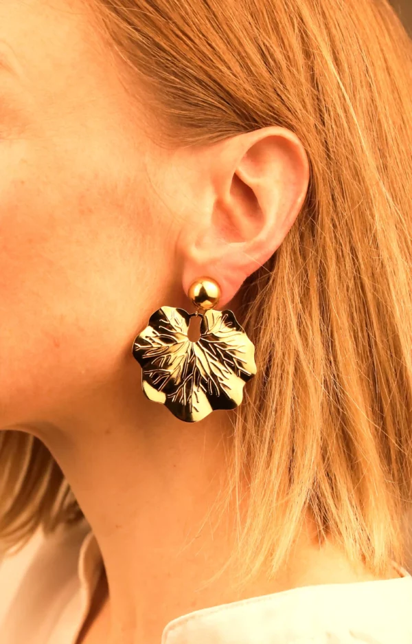 Boucles d'oreilles à clips dorées avec feuilles - Simone – Image 2