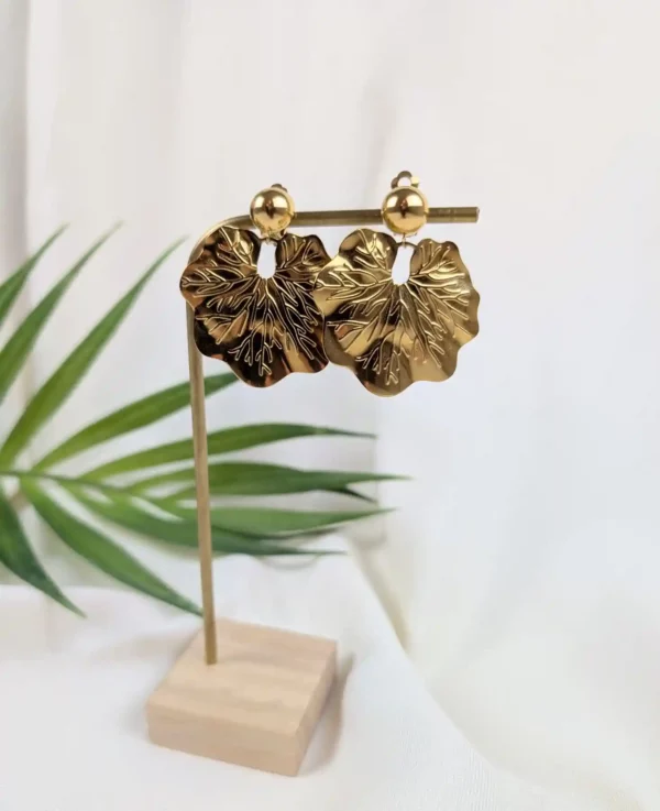 Boucles d'oreilles à clips dorées avec feuilles - Simone – Image 4