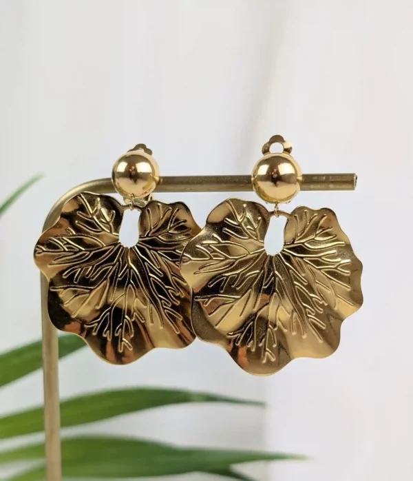 Boucles d'oreilles à clips dorées avec feuilles - Simone – Image 2