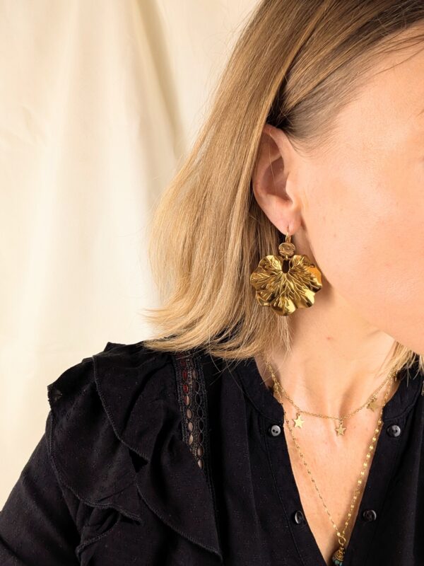 Boucles d'oreilles dorées avec feuilles - Simone – Image 6