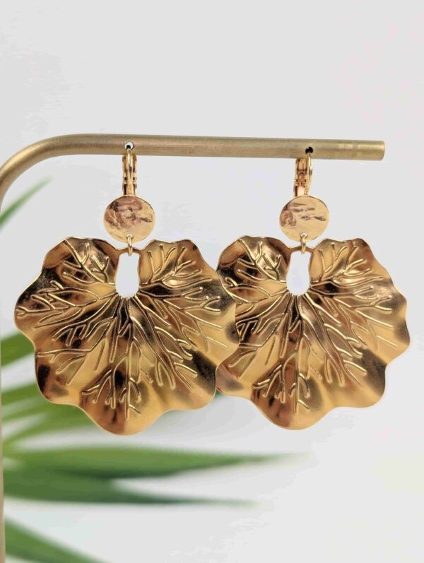 Boucles d'oreilles dorées avec feuilles - Simone – Image 5